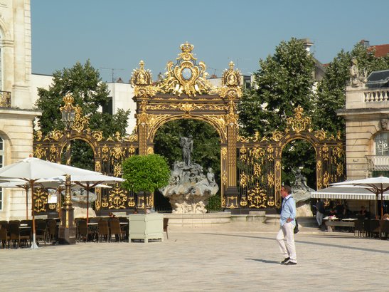  très belle grille de Jean Lamour